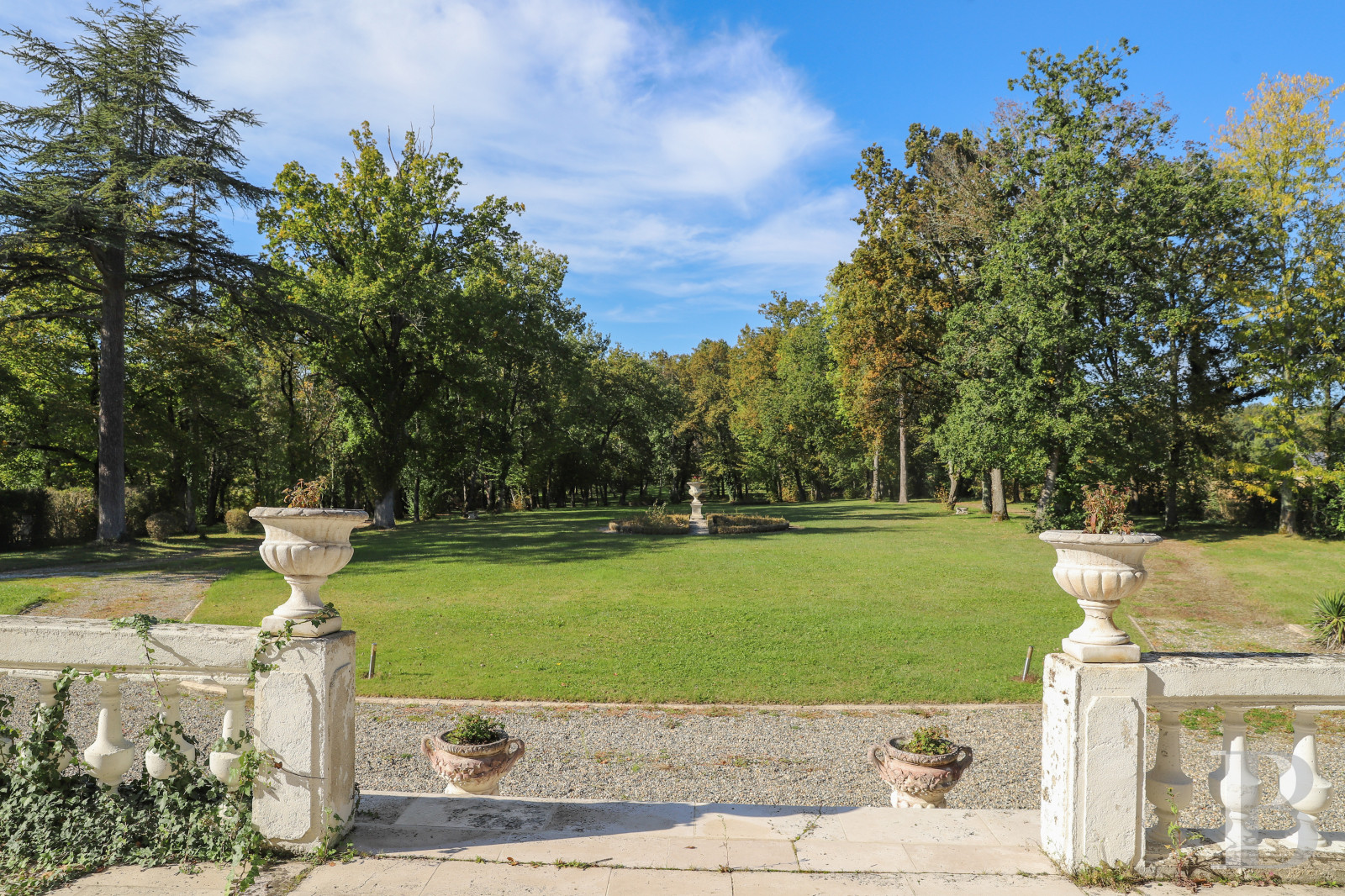 An 18th century chateau surrounded by trees and hills in the Lot valley - photo  n°6